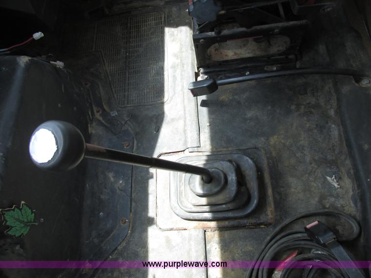 image for item AW9999 1995 International 4900 flatbed truck