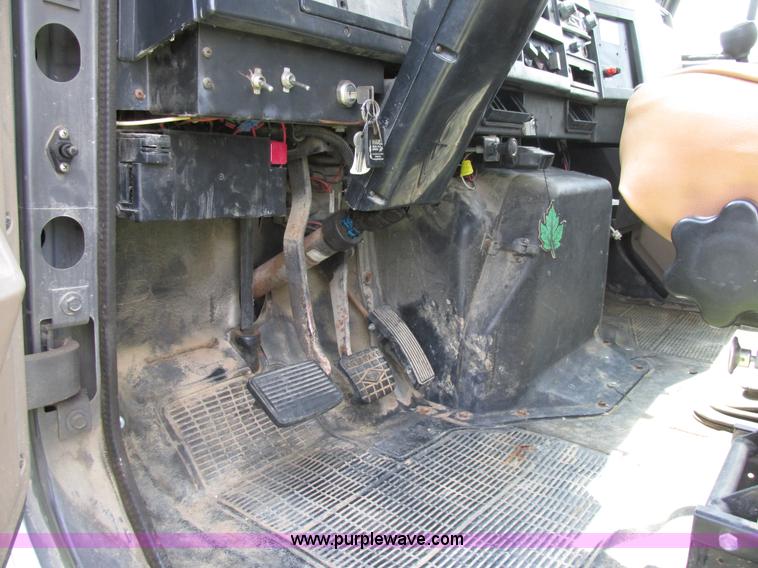 image for item AW9999 1995 International 4900 flatbed truck