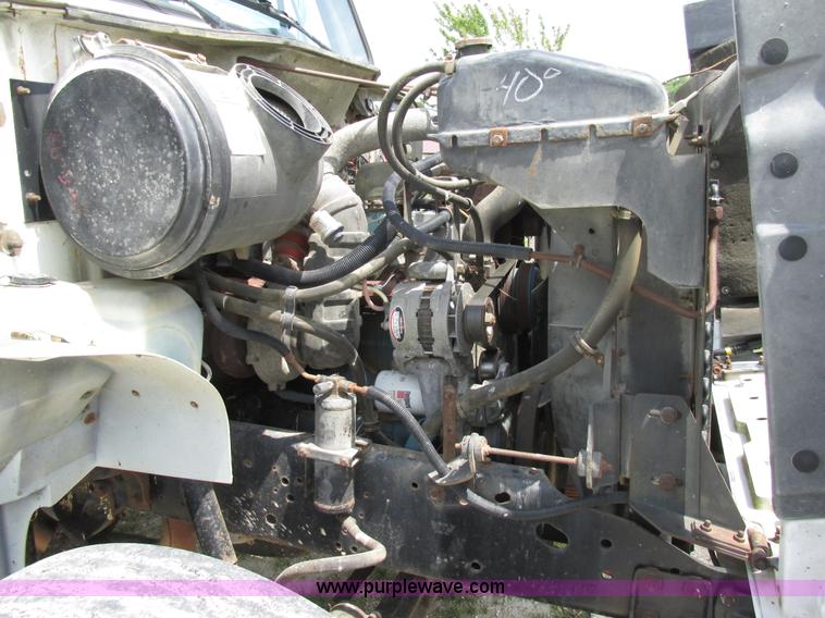 image for item AW9999 1995 International 4900 flatbed truck