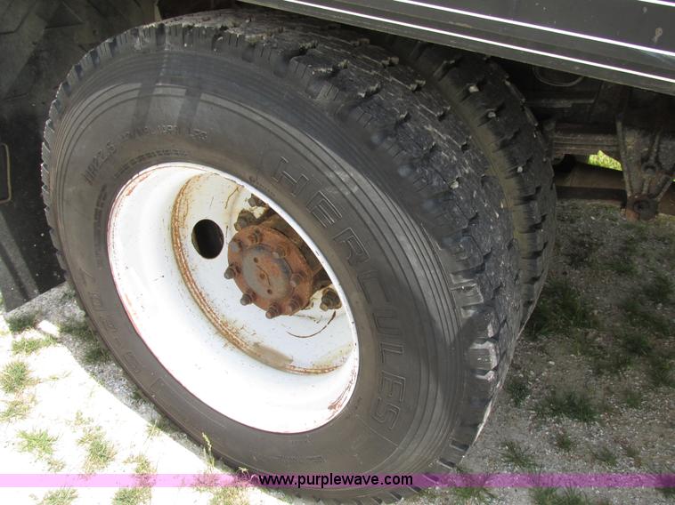 image for item AW9999 1995 International 4900 flatbed truck