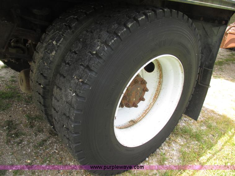 image for item AW9999 1995 International 4900 flatbed truck