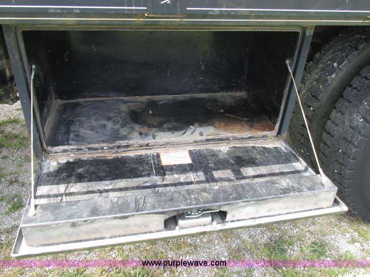 image for item AW9999 1995 International 4900 flatbed truck