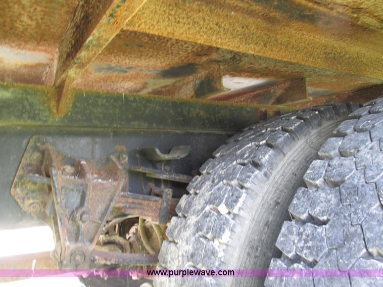 image for item AW9999 1995 International 4900 flatbed truck