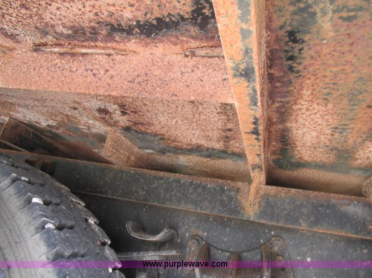 image for item AW9999 1995 International 4900 flatbed truck