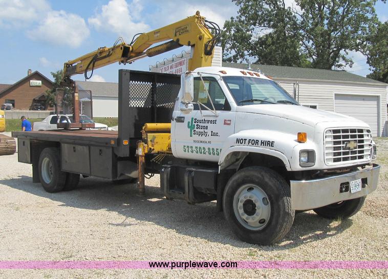 image for item F4931 2000 Chevrolet C7500 flatbed truck with crane