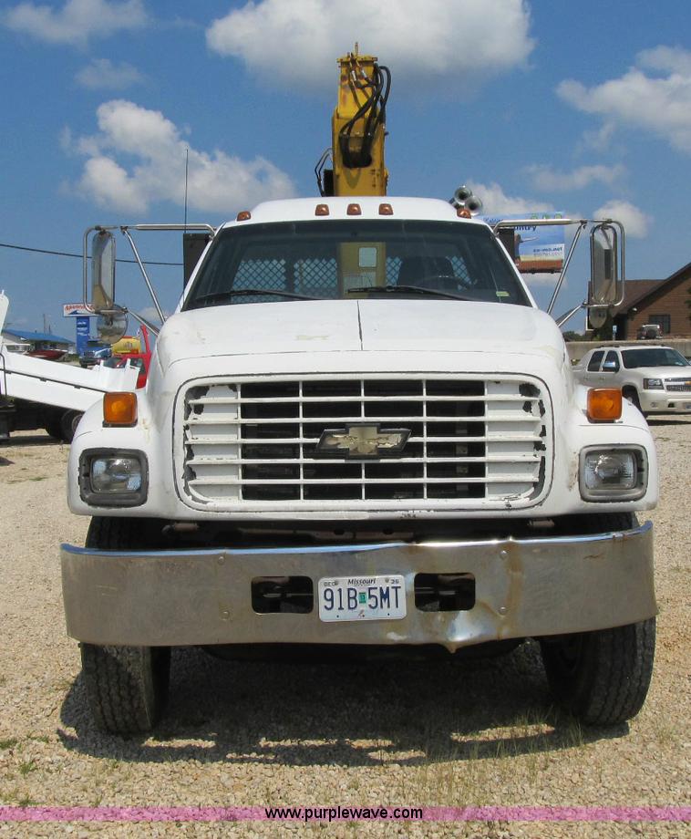 image for item F4931 2000 Chevrolet C7500 flatbed truck with crane