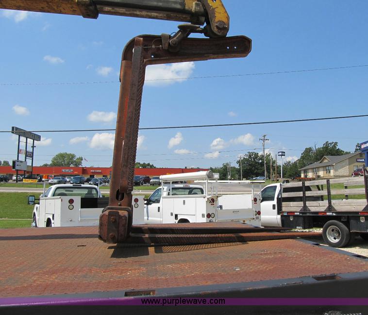 image for item F4931 2000 Chevrolet C7500 flatbed truck with crane