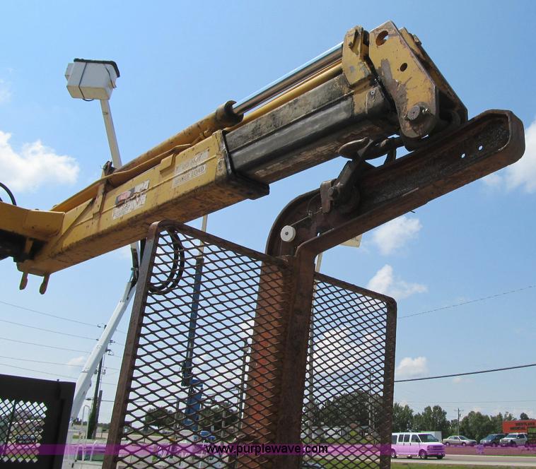 image for item F4931 2000 Chevrolet C7500 flatbed truck with crane