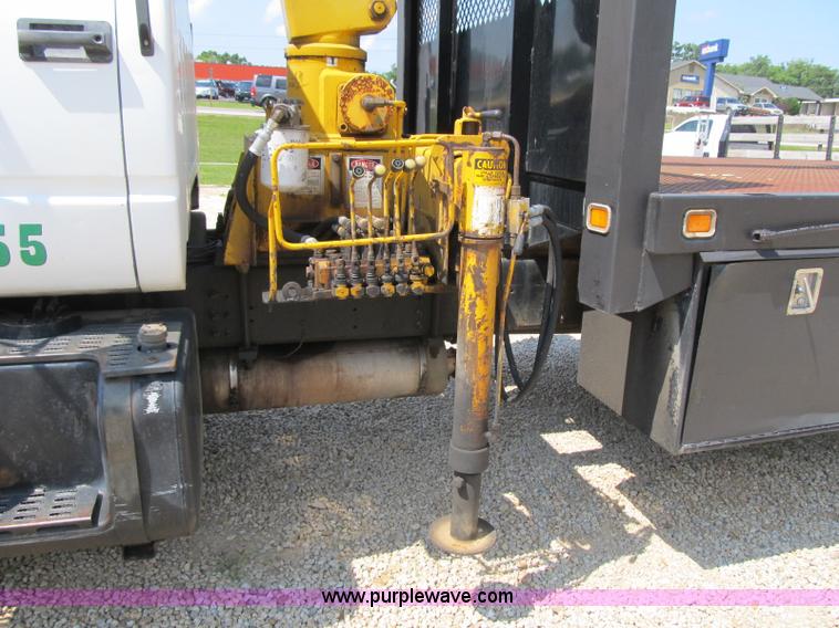 image for item F4931 2000 Chevrolet C7500 flatbed truck with crane