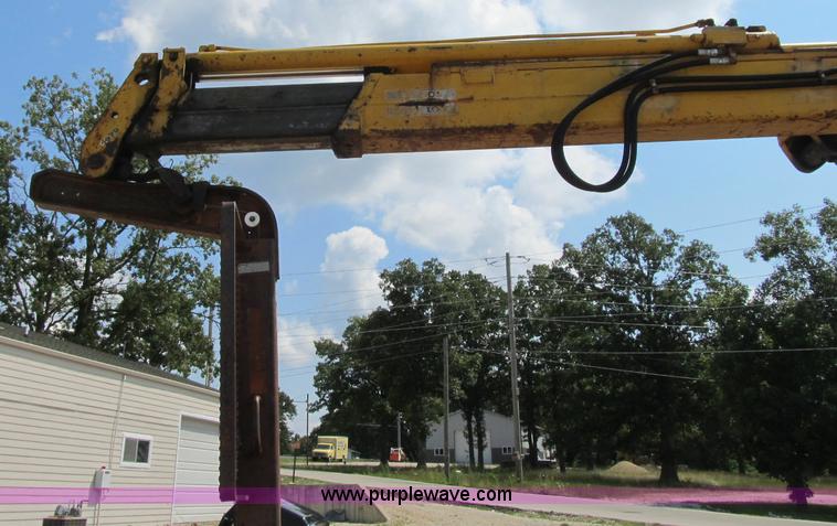 image for item F4931 2000 Chevrolet C7500 flatbed truck with crane