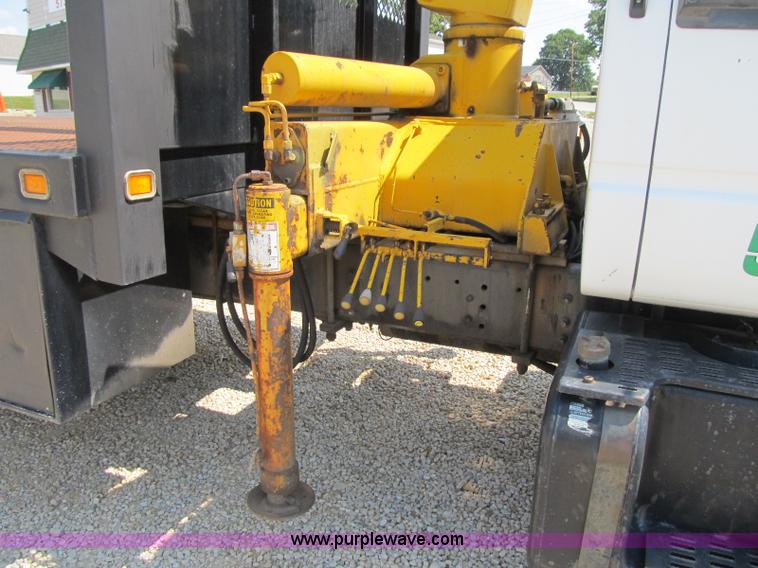 image for item F4931 2000 Chevrolet C7500 flatbed truck with crane