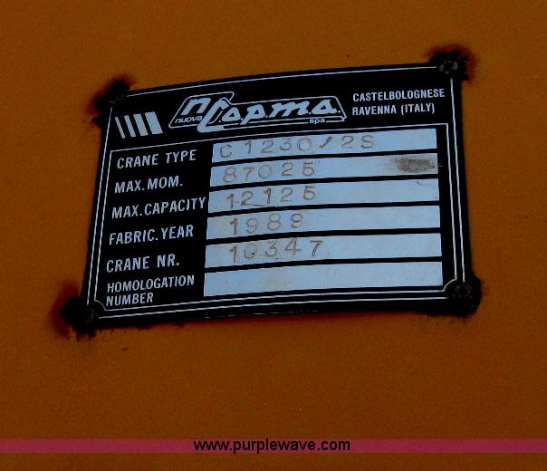 image for item F4931 2000 Chevrolet C7500 flatbed truck with crane