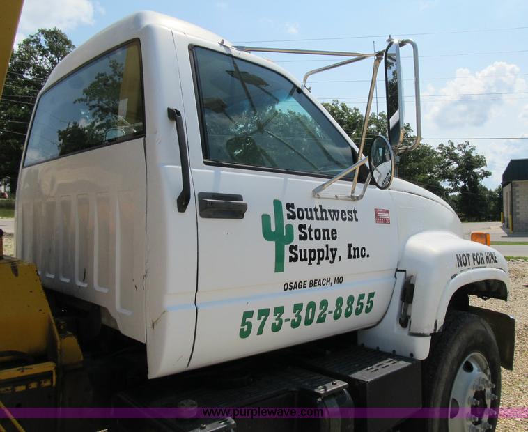 image for item F4931 2000 Chevrolet C7500 flatbed truck with crane