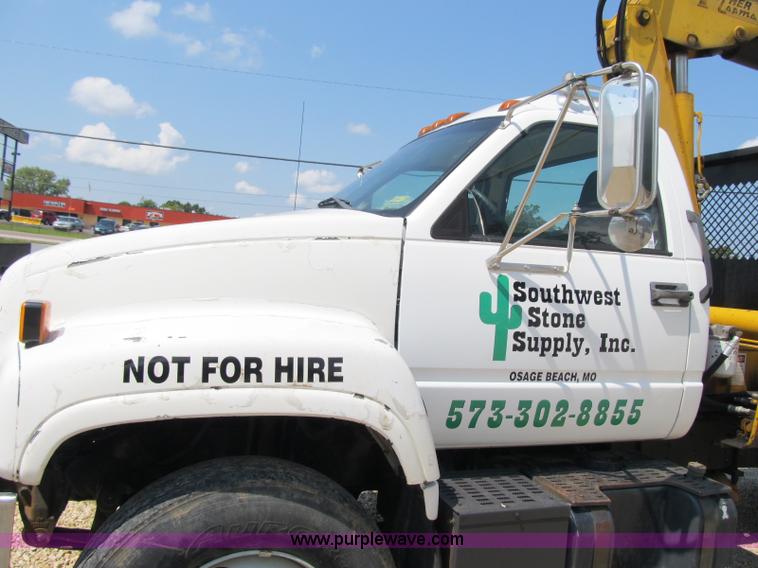 image for item F4931 2000 Chevrolet C7500 flatbed truck with crane