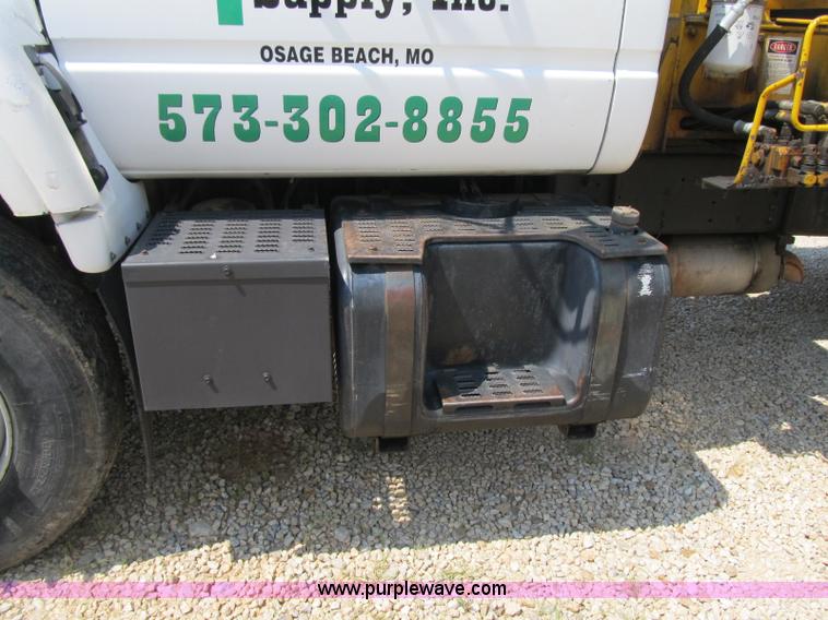 image for item F4931 2000 Chevrolet C7500 flatbed truck with crane