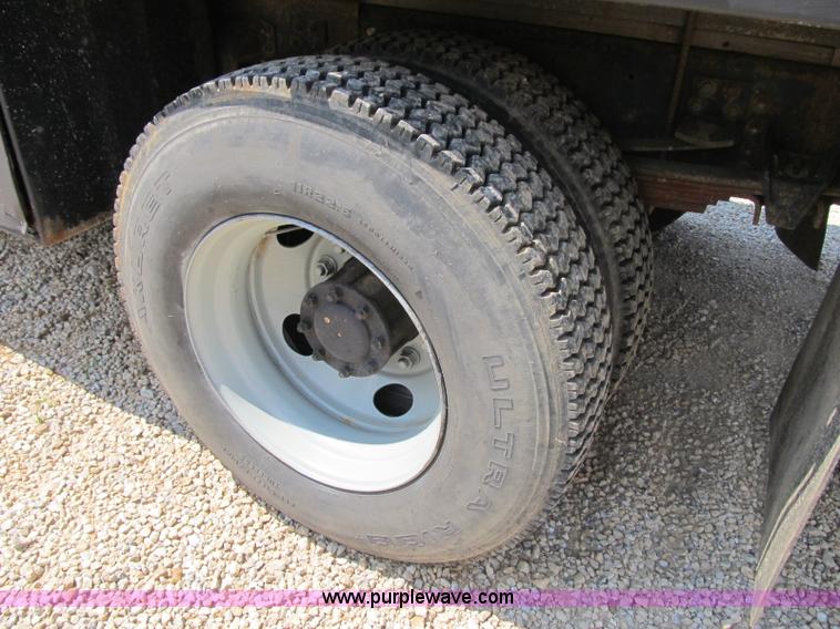 image for item F4931 2000 Chevrolet C7500 flatbed truck with crane