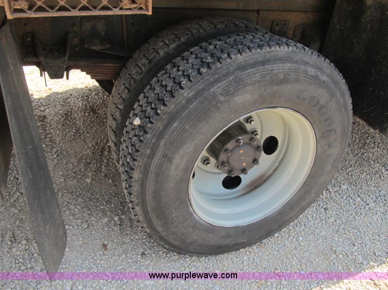 image for item F4931 2000 Chevrolet C7500 flatbed truck with crane