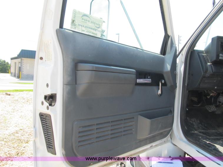 image for item F4931 2000 Chevrolet C7500 flatbed truck with crane