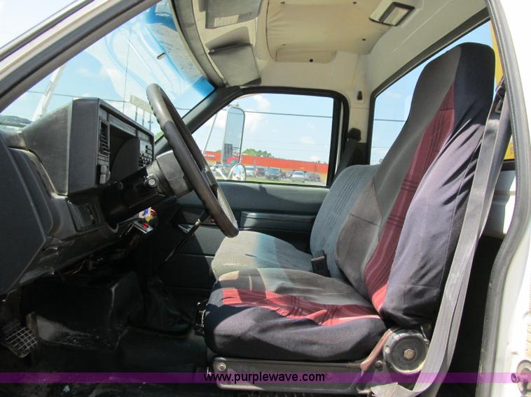 image for item F4931 2000 Chevrolet C7500 flatbed truck with crane