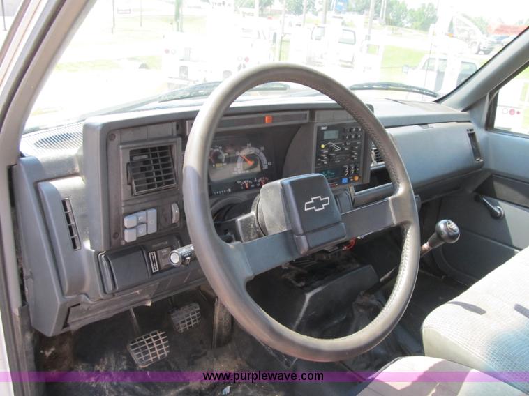 image for item F4931 2000 Chevrolet C7500 flatbed truck with crane