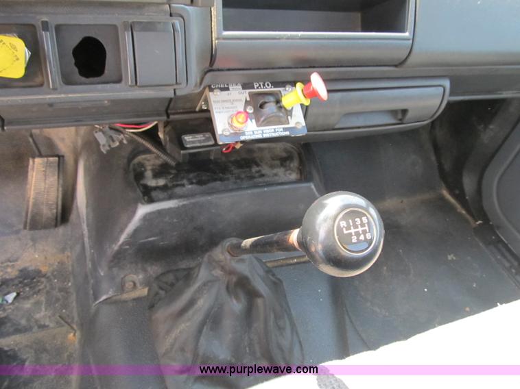 image for item F4931 2000 Chevrolet C7500 flatbed truck with crane