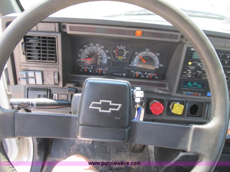 image for item F4931 2000 Chevrolet C7500 flatbed truck with crane