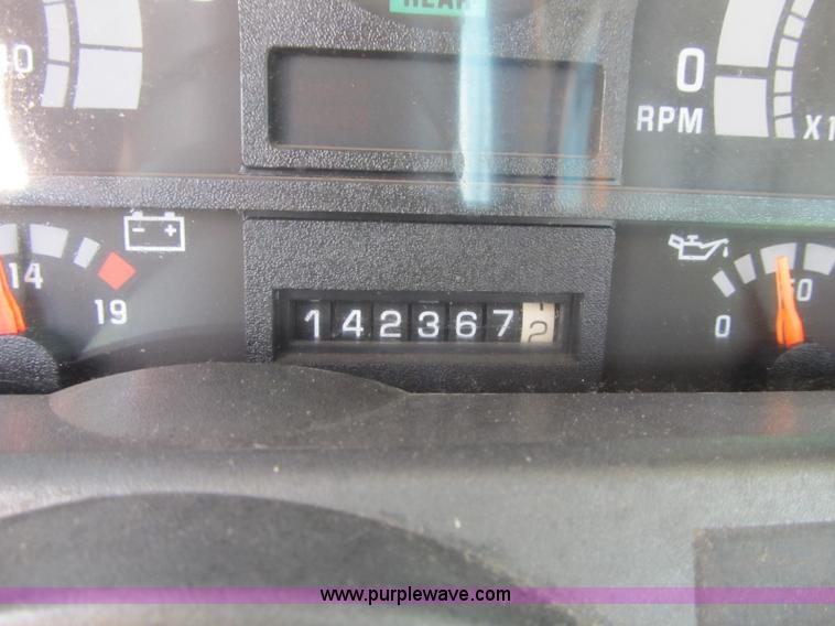 image for item F4931 2000 Chevrolet C7500 flatbed truck with crane