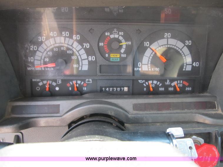 image for item F4931 2000 Chevrolet C7500 flatbed truck with crane