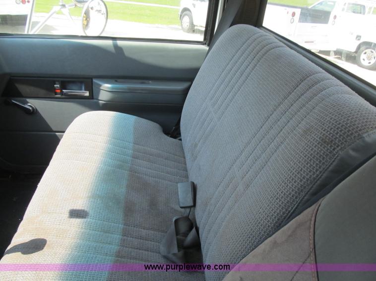 image for item F4931 2000 Chevrolet C7500 flatbed truck with crane