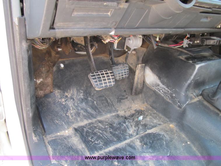 image for item F4931 2000 Chevrolet C7500 flatbed truck with crane