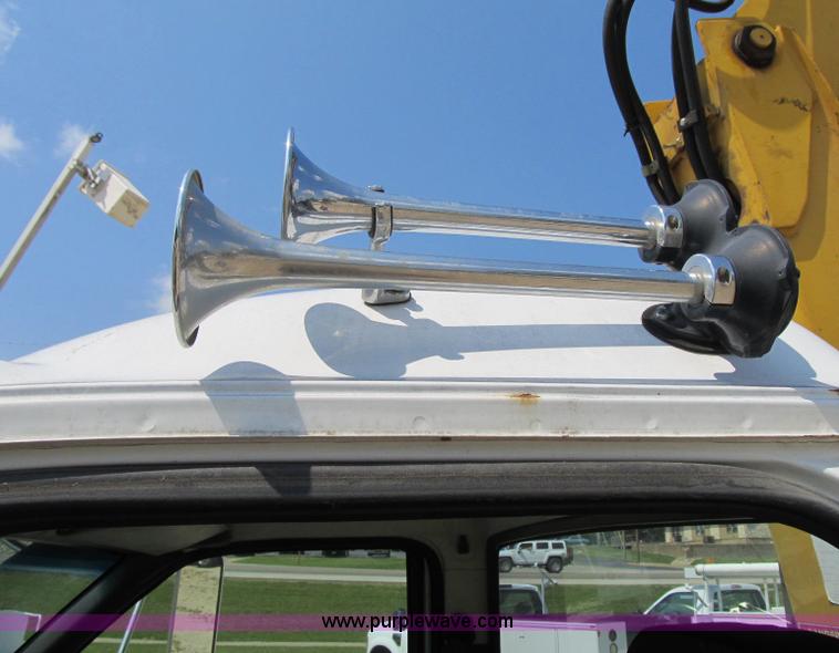 image for item F4931 2000 Chevrolet C7500 flatbed truck with crane