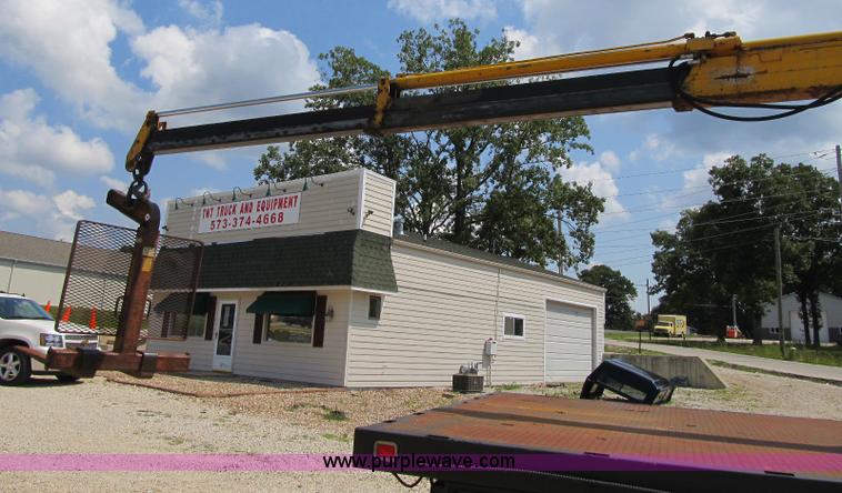 image for item F4931 2000 Chevrolet C7500 flatbed truck with crane