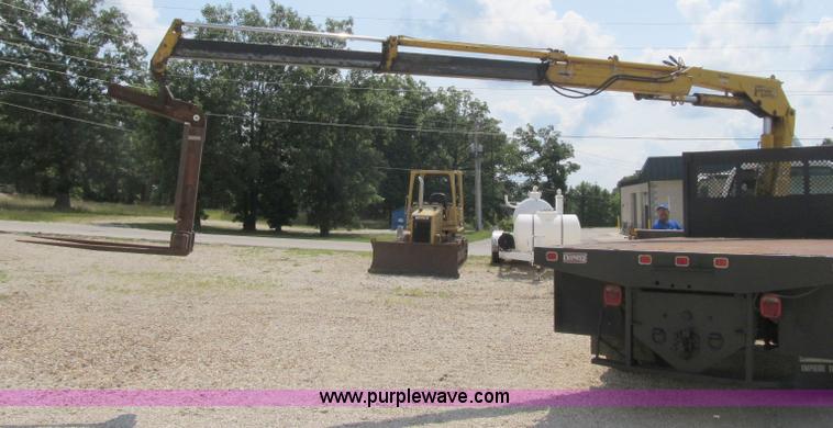 image for item F4931 2000 Chevrolet C7500 flatbed truck with crane