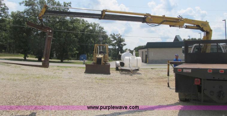 image for item F4931 2000 Chevrolet C7500 flatbed truck with crane