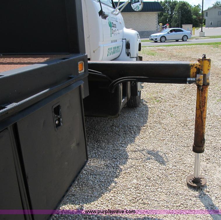 image for item F4931 2000 Chevrolet C7500 flatbed truck with crane