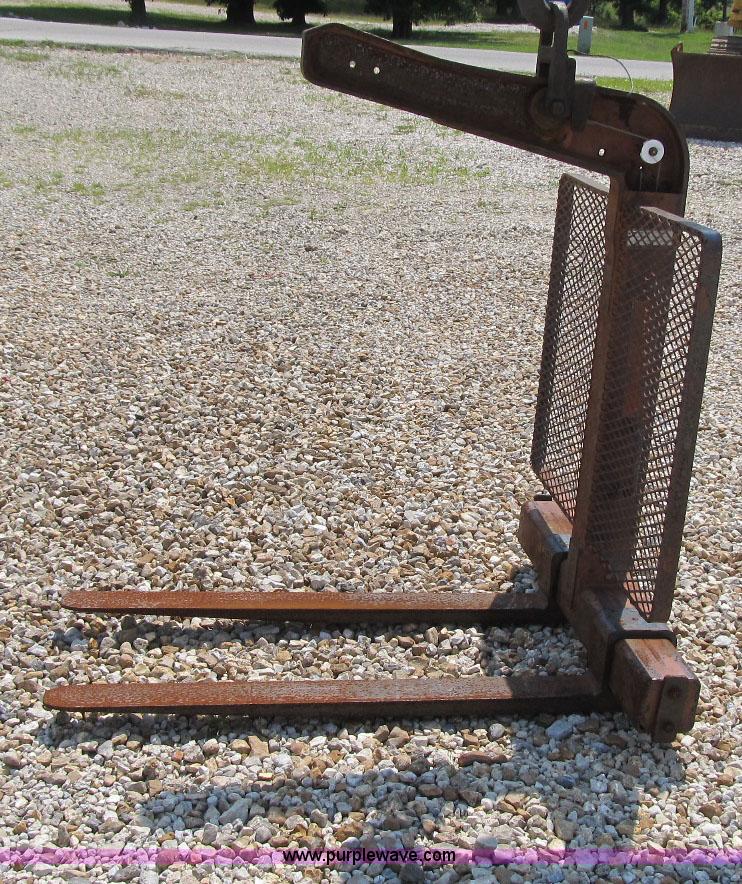 image for item F4931 2000 Chevrolet C7500 flatbed truck with crane