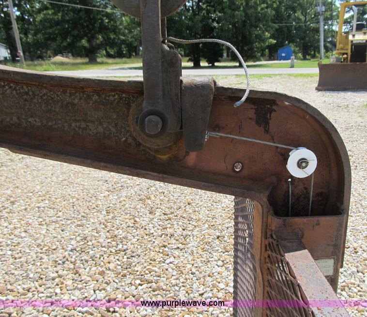 image for item F4931 2000 Chevrolet C7500 flatbed truck with crane