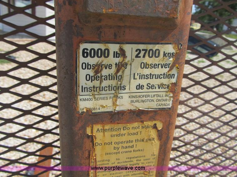 image for item F4931 2000 Chevrolet C7500 flatbed truck with crane