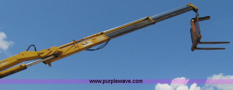 image for item F4931 2000 Chevrolet C7500 flatbed truck with crane