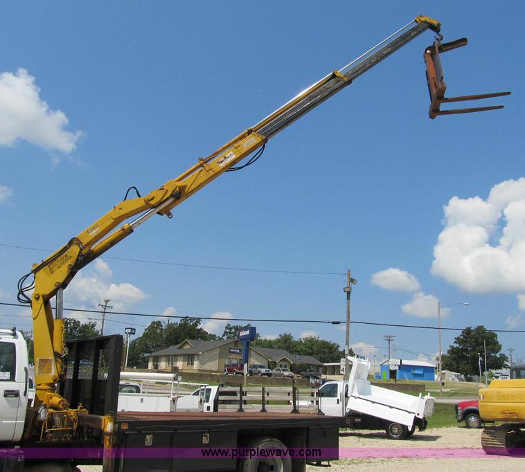 image for item F4931 2000 Chevrolet C7500 flatbed truck with crane