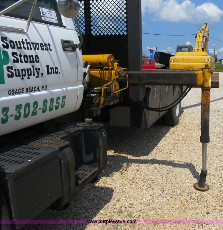 image for item F4931 2000 Chevrolet C7500 flatbed truck with crane