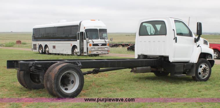 image for item H2987 2006 Chevrolet C6500 cab and chassis