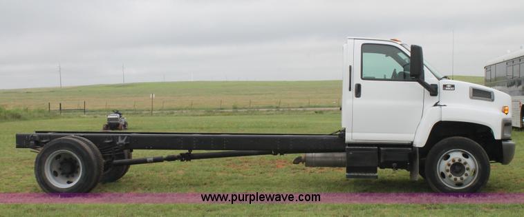 image for item H2987 2006 Chevrolet C6500 cab and chassis