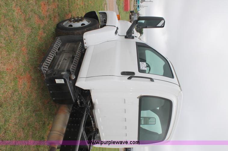 image for item H2987 2006 Chevrolet C6500 cab and chassis