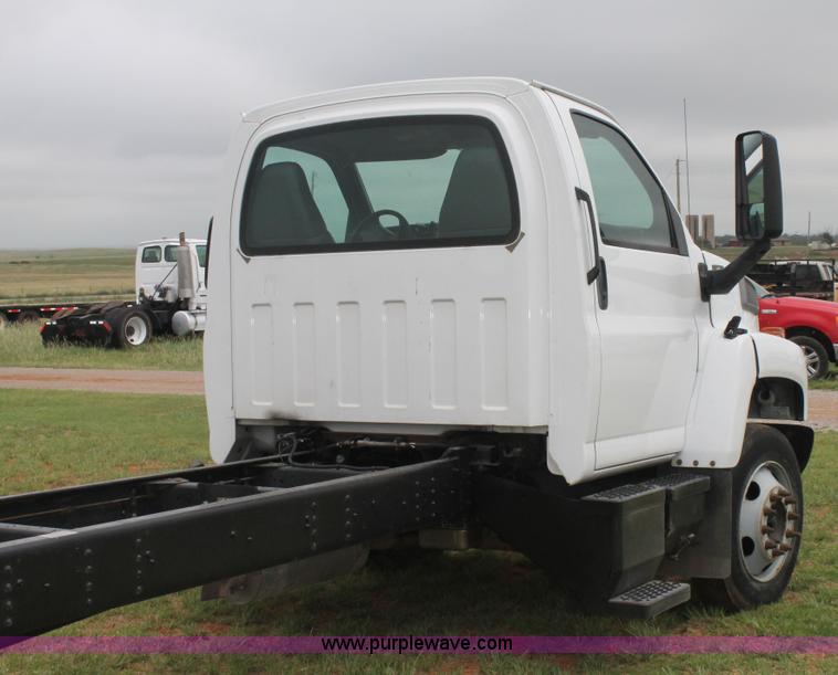image for item H2987 2006 Chevrolet C6500 cab and chassis