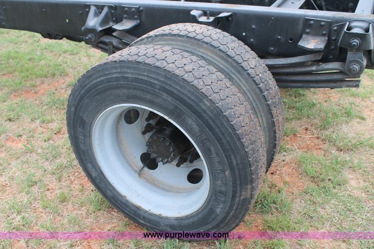 image for item H2987 2006 Chevrolet C6500 cab and chassis