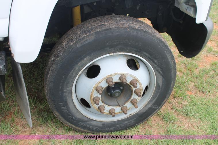 image for item H2987 2006 Chevrolet C6500 cab and chassis