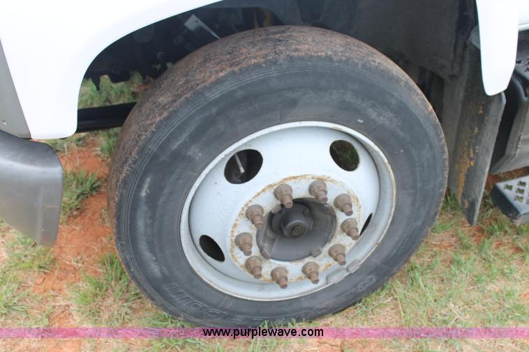 image for item H2987 2006 Chevrolet C6500 cab and chassis