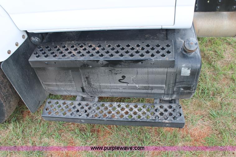 image for item H2987 2006 Chevrolet C6500 cab and chassis