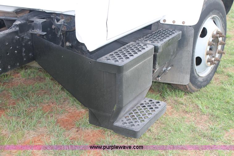 image for item H2987 2006 Chevrolet C6500 cab and chassis